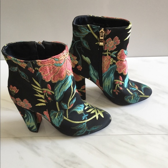 Neiman Marcus Black Bucasia Floral Brocade Ankle Bootie Sz 6M - Picture 2 of 7